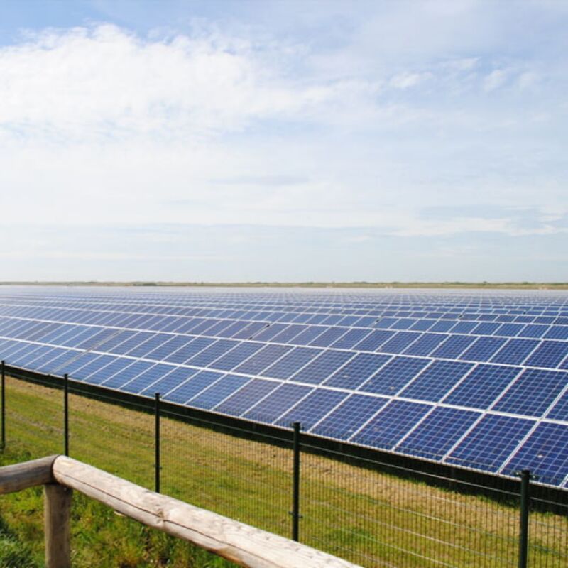 গ্রাউন্ড সোলার মাউন্টিং ব্র্যাকেটগুলি শক্তিশালী বায়ু এবং তুষার লোড প্রতিরোধের ব্যবস্থা করে, অনন্য পাইল ডিজাইন এবং প্রি-অ্যাসেম্বল করা উপাদানগুলির সাথে