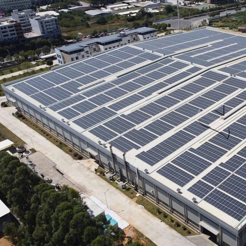 সোলার প্যানেল ছাদ মাউন্টিং ব্র্যাকেট বিভিন্ন ধরণের সোলার মডিউলগুলির সাথে সামঞ্জস্যপূর্ণ যা ধাতব ছাদে ইনস্টলেশন নিশ্চিত করে